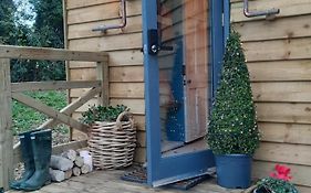 Cosy Double Shepherds Hut In Beautiful Wicklow With Underfloor Heating Throughout